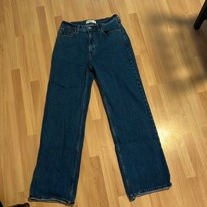 Abercrombie relaxed fit jeans! Ultra flattering with amazing fit.